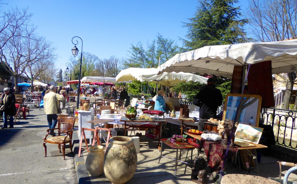 Plan your stay in Lourmarin visit,Antiques market in Isle sur la Sorgue 