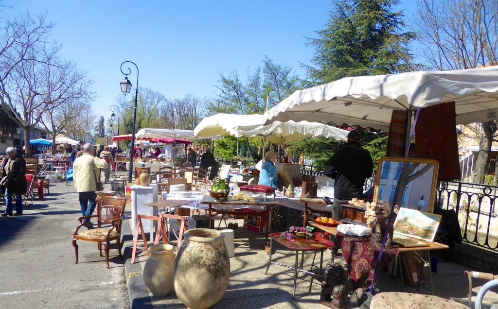 Lourmarin Travel Guide Antiques market in L'Isle-sur-la-Sorgue, Luberon, Vaucluse, Provence, France