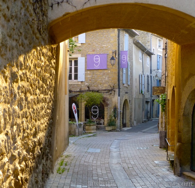 Cobbled streets of Loumarin