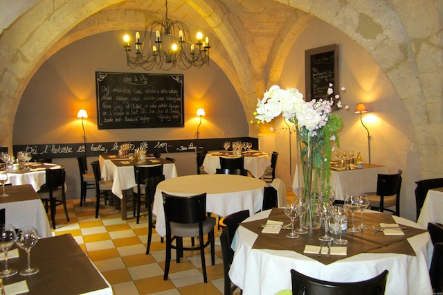 Travel Guide, dining and restaurants, Uzes, nr Provence, Languedoc Roussillon, France