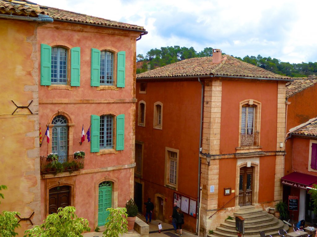 Visiting the Luberon village Roussillon in winter