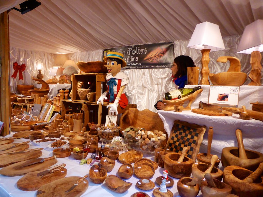 Marché de Noël stall selling olive wood in Aix en Provence, Bouche du Rhone, Provence, France