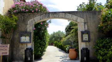 Entrance to L'Auberge la fenière, Lourmarin, Luberon, Provence, France