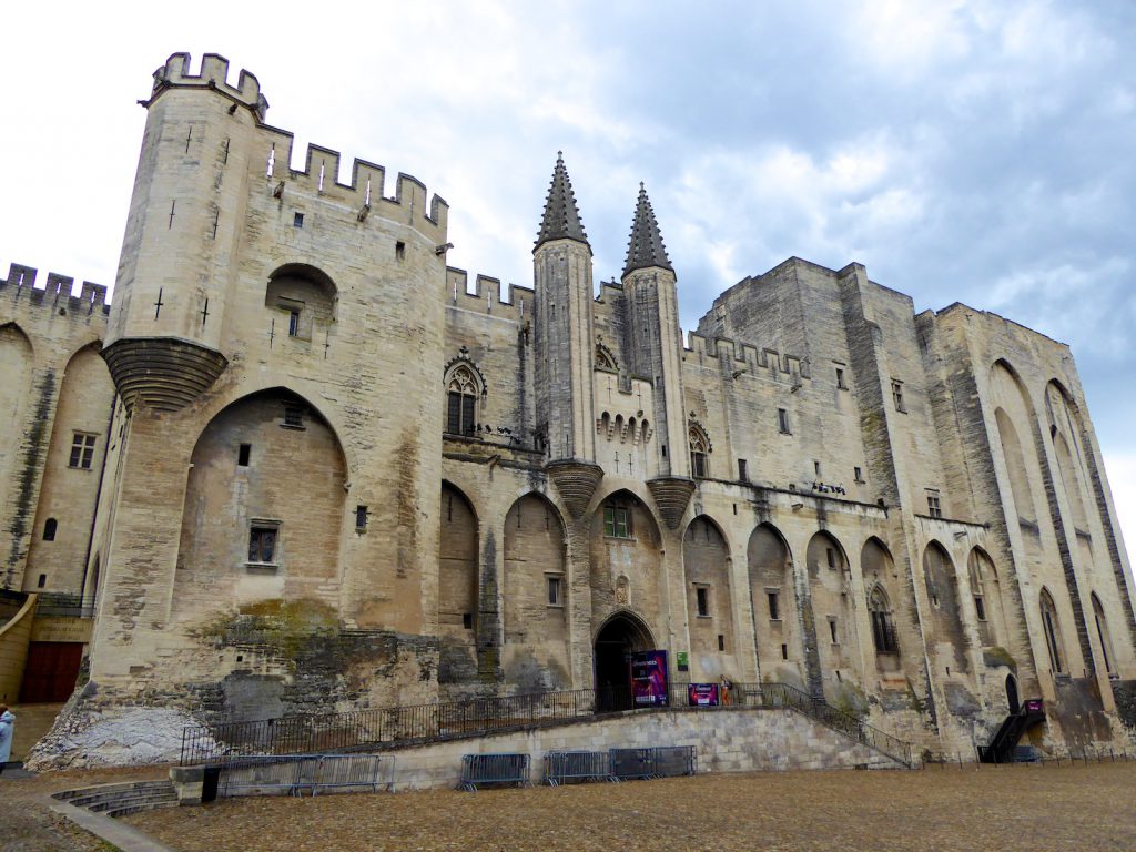Plan a stay in Lourmarin visit,Le Palais des Papes, Avignon
