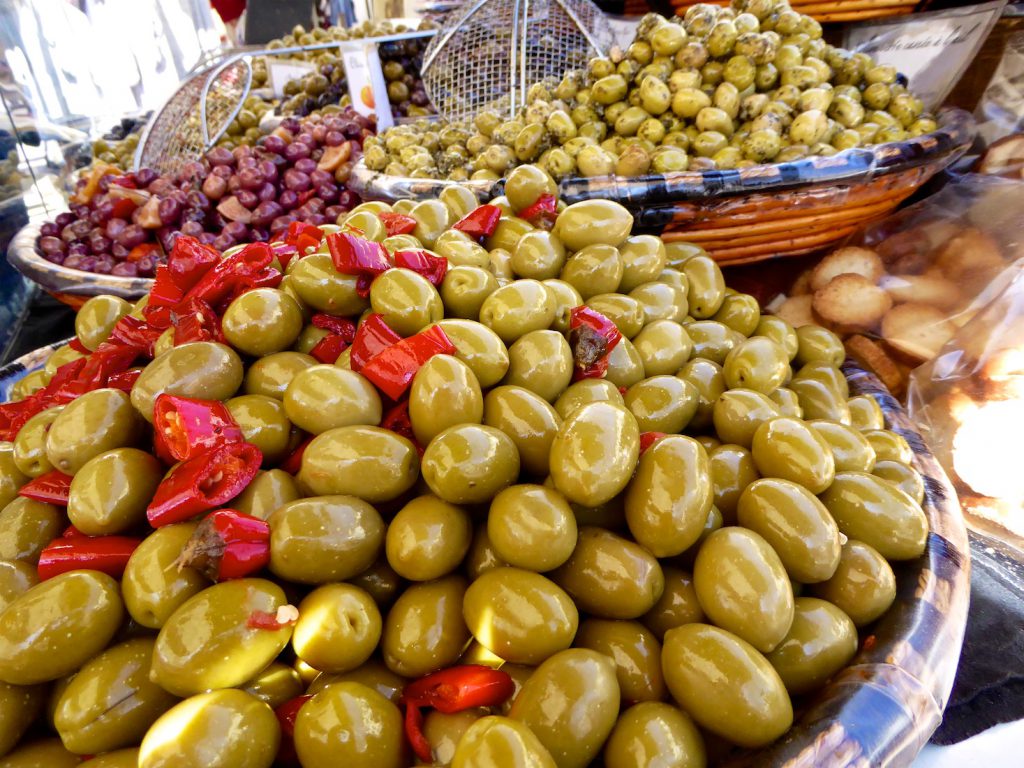 Olives in Lourmarin market, Lourmarin, Luberon Vaucluse, Provence