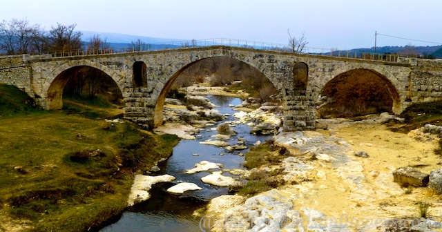 Pont St Julien, Bonnieux, Luberon, France