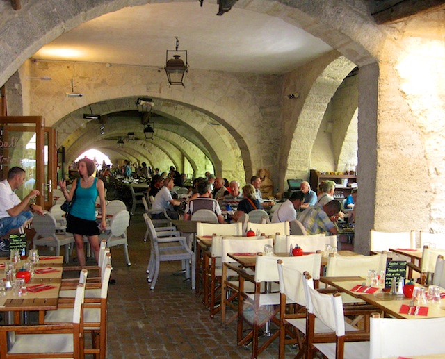 Travel Guide, dining and restaurants, Uzes, nr Provence, Languedoc Roussillon, France