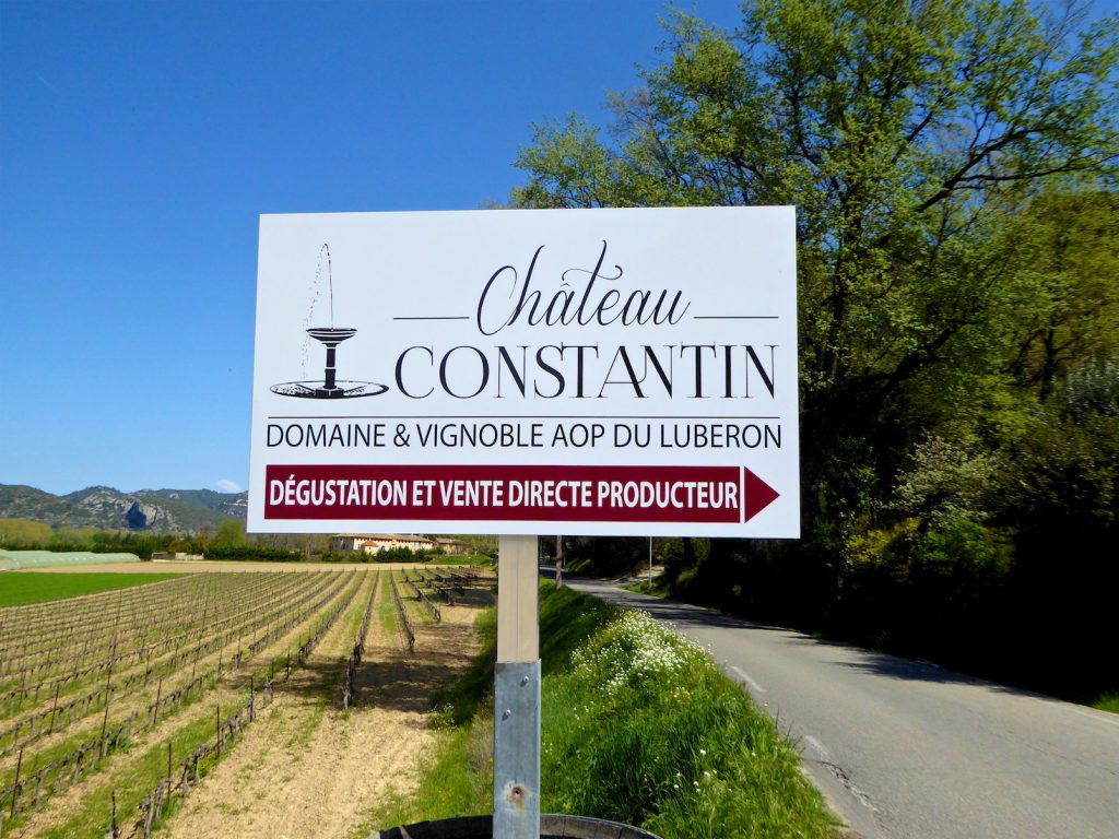 Sign post for Le Château Constantin, Lourmarin, Luberon, Vaucluse, Provence, France