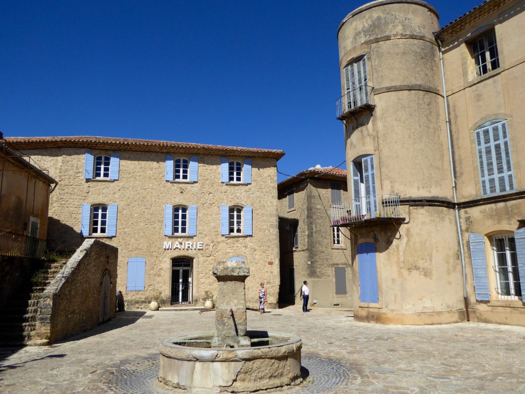 Central square Grambois, Luberon, Vaulcuse, Provence, France