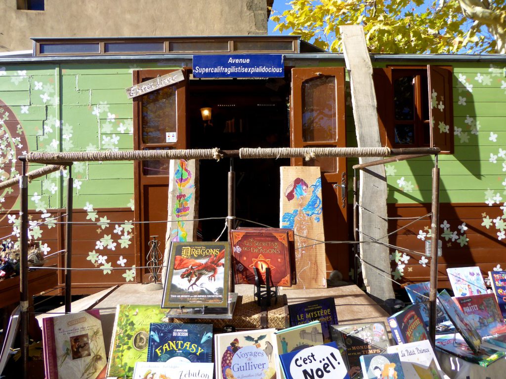 Book stall at Château Val Joanis Marché de Noël, Pertuis, Luberon, Provence, France