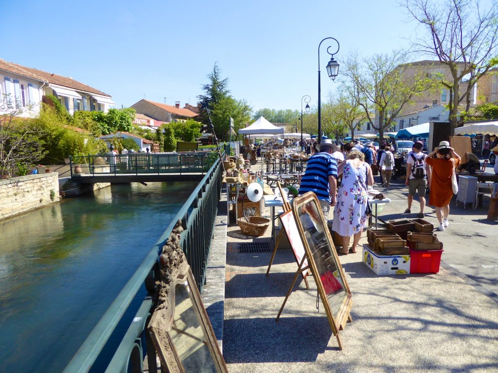 Stalls at l'Isle sur la Sorgue Sunday Antiques market, Luberon, Vaucluse, Provence, France